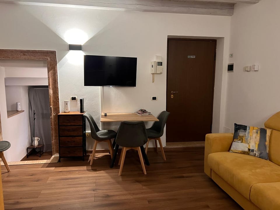 TV and multimedia, Kitchen or kitchenette, Living room, Seating area, Dining area