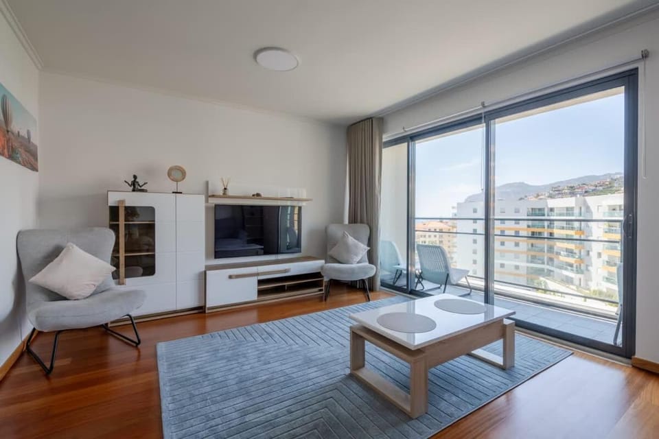 Nomad Horizon Spacious Apartment with Pool & Gym Apartment in Funchal
