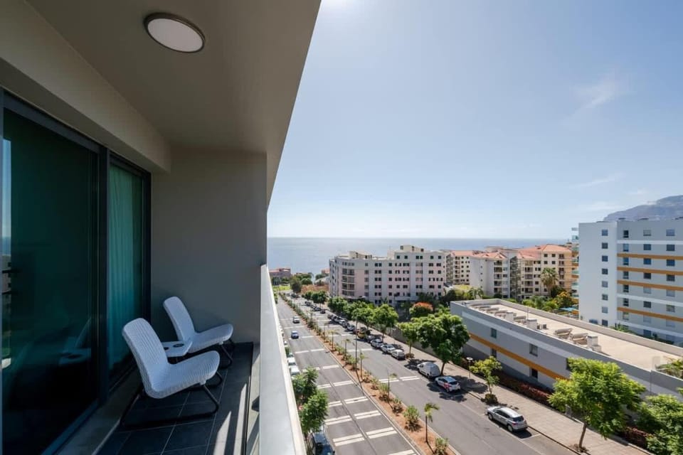 Nomad Horizon Spacious Apartment with Pool & Gym Apartment in Funchal