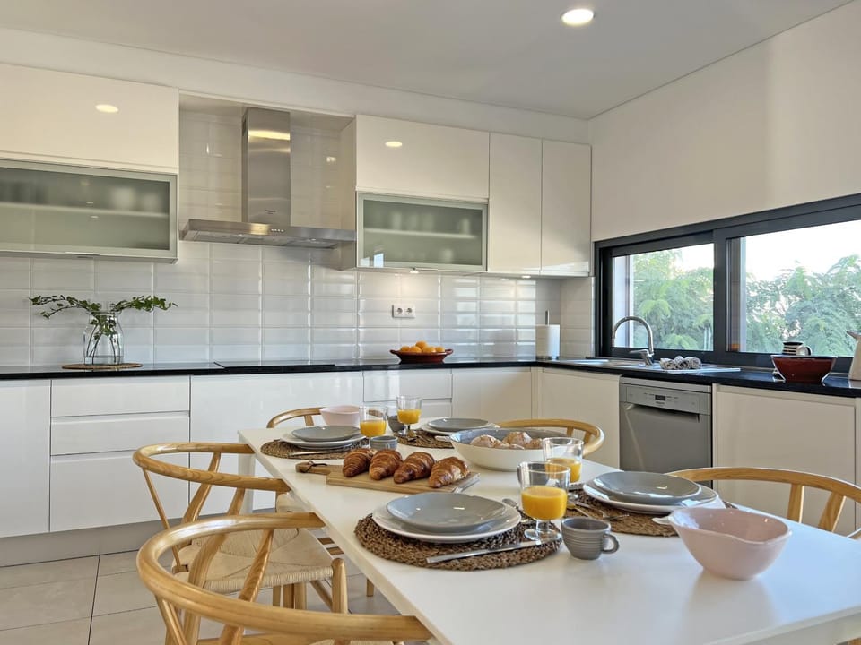 Coffee/tea facilities, Kitchen or kitchenette, Food and drinks, Dining area, Food, stove, toaster