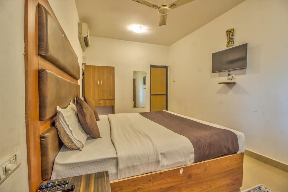 Bed, Photo of the whole room, Bedroom, wardrobe, air conditioner