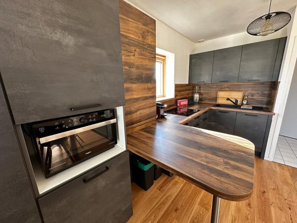 Coffee/tea facilities, Kitchen or kitchenette, oven, stove