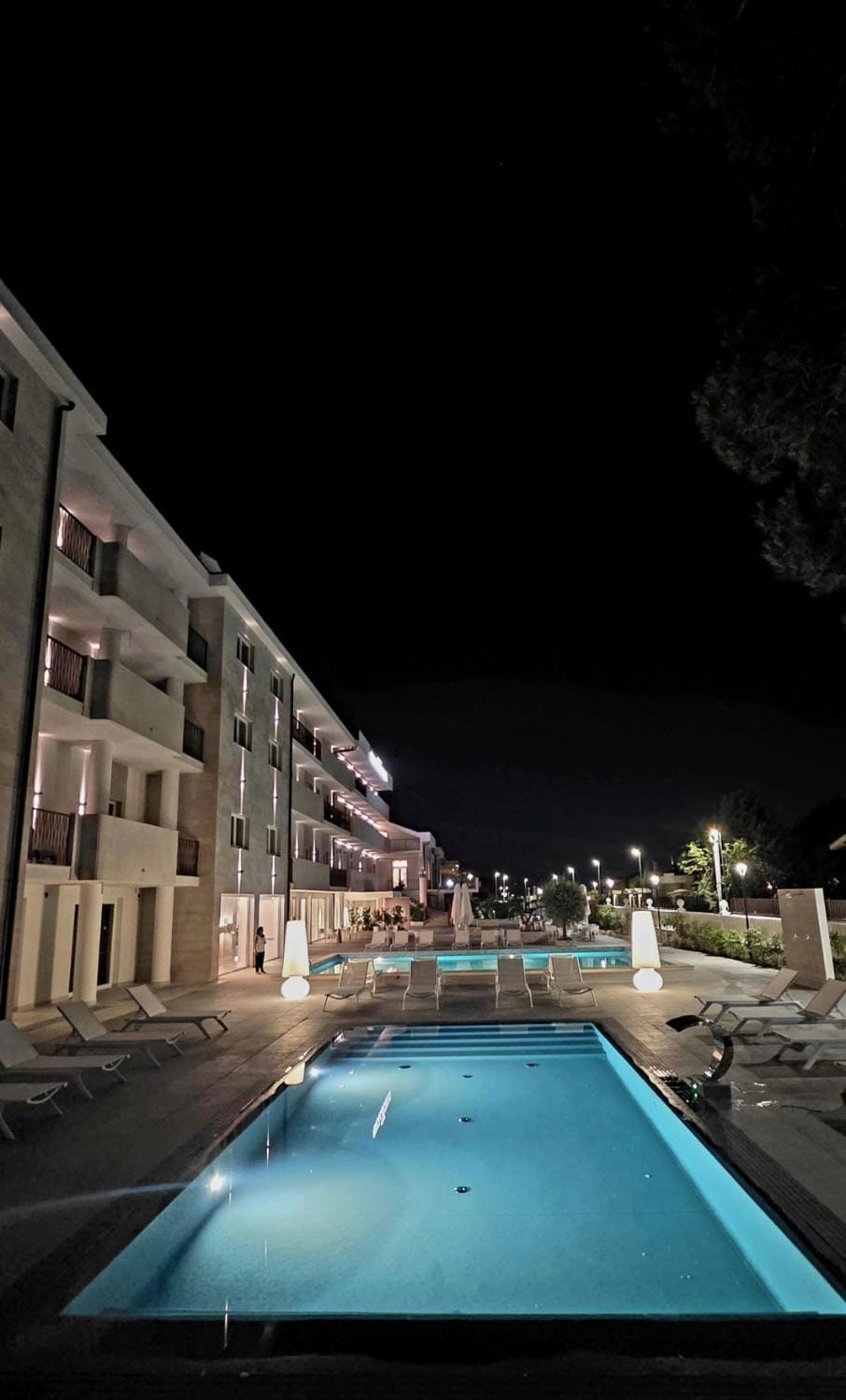 Swimming pool, sunbed
