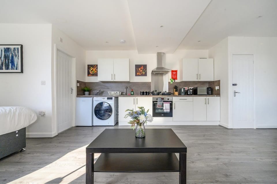 Bed, Coffee/tea facilities, Kitchen or kitchenette, Living room, Seating area, Dining area, Bedroom, oven, stove, toaster, washing machine, dryer