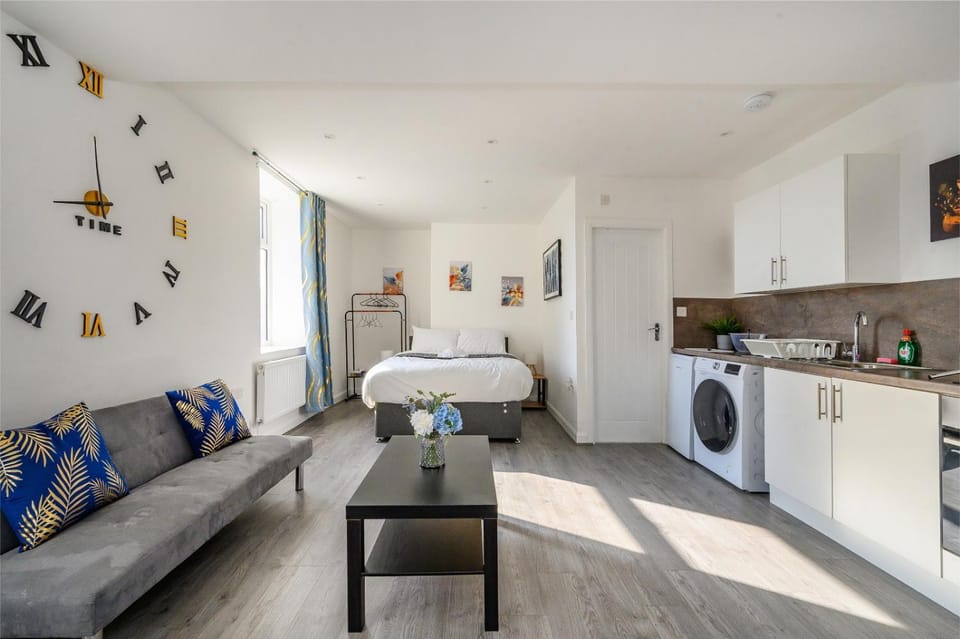 Kitchen or kitchenette, Living room, Seating area, dishwasher, oven, washing machine, dryer