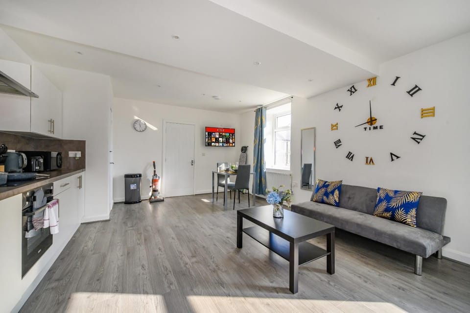 Kitchen or kitchenette, Living room, Seating area, Dining area, oven, stove