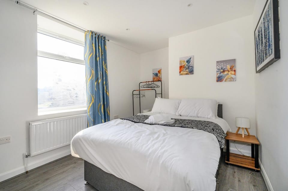 Bed, TV and multimedia, Bedroom, internet