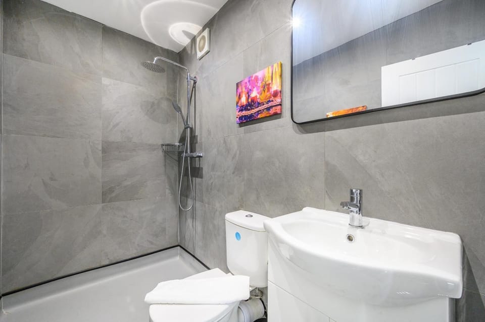 Shower, Toilet, Bathroom, towels