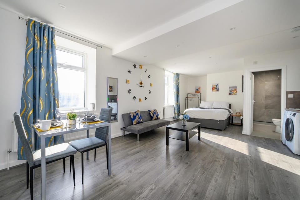 Bed, Living room, Seating area, Dining area, Bedroom