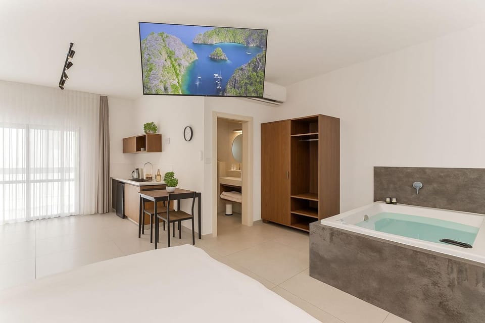 Bed, Hot Tub, TV and multimedia, Living room, Photo of the whole room, Seating area, Bedroom