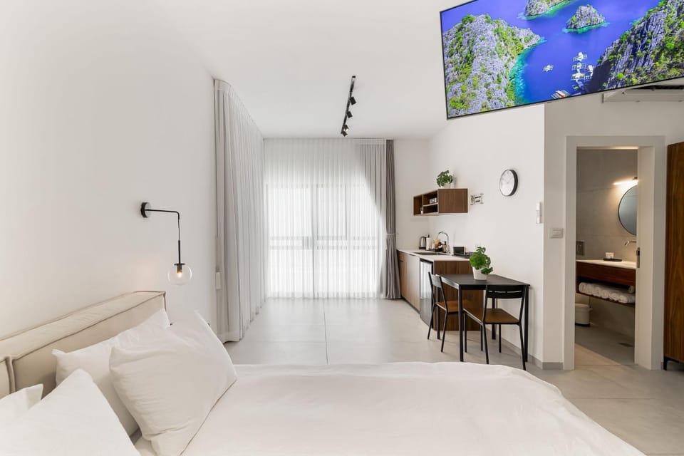 Bed, TV and multimedia, Living room, Photo of the whole room, Seating area, Dining area, Bedroom