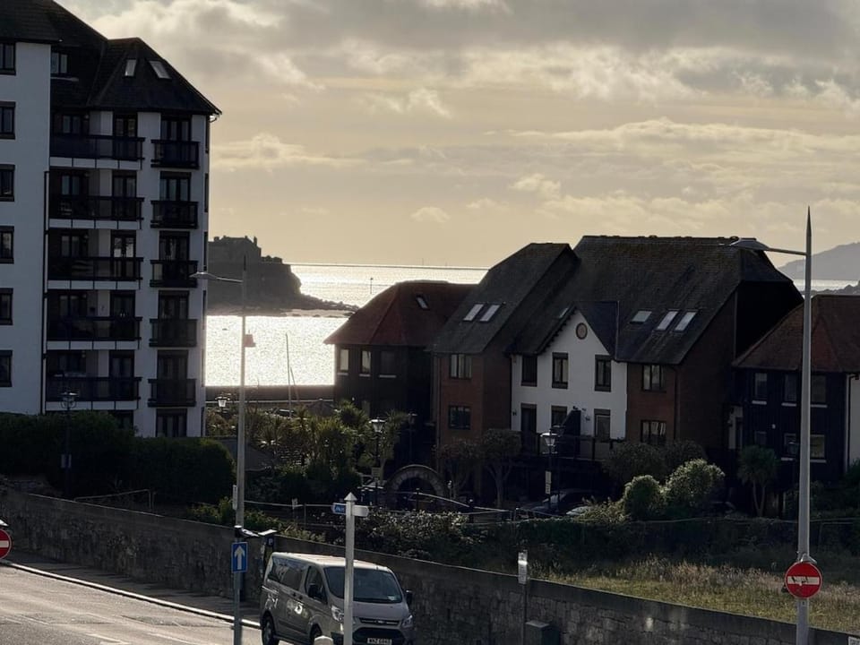 Spacious sea view apartment, West Hoe Free Parking Apartment in Plymouth