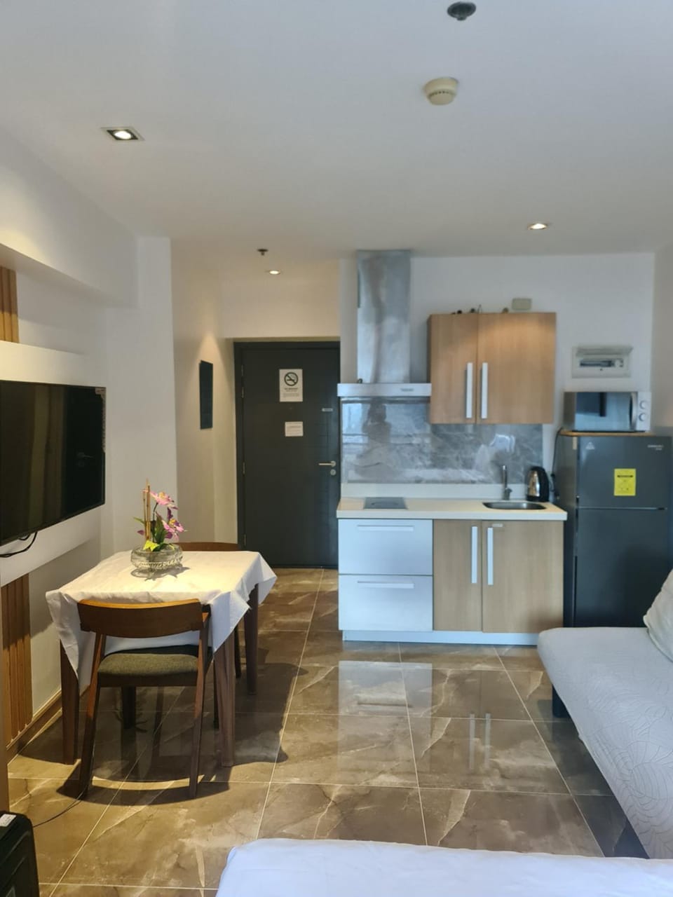 Kitchen or kitchenette, Living room, Seating area, Dining area