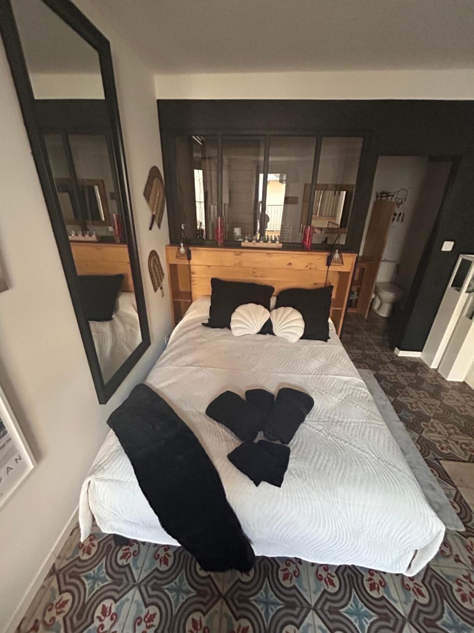 Bed, towels
