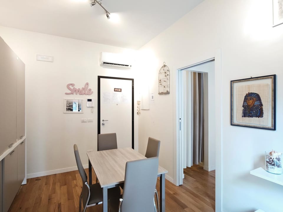 Living room, Seating area, Dining area, air conditioner
