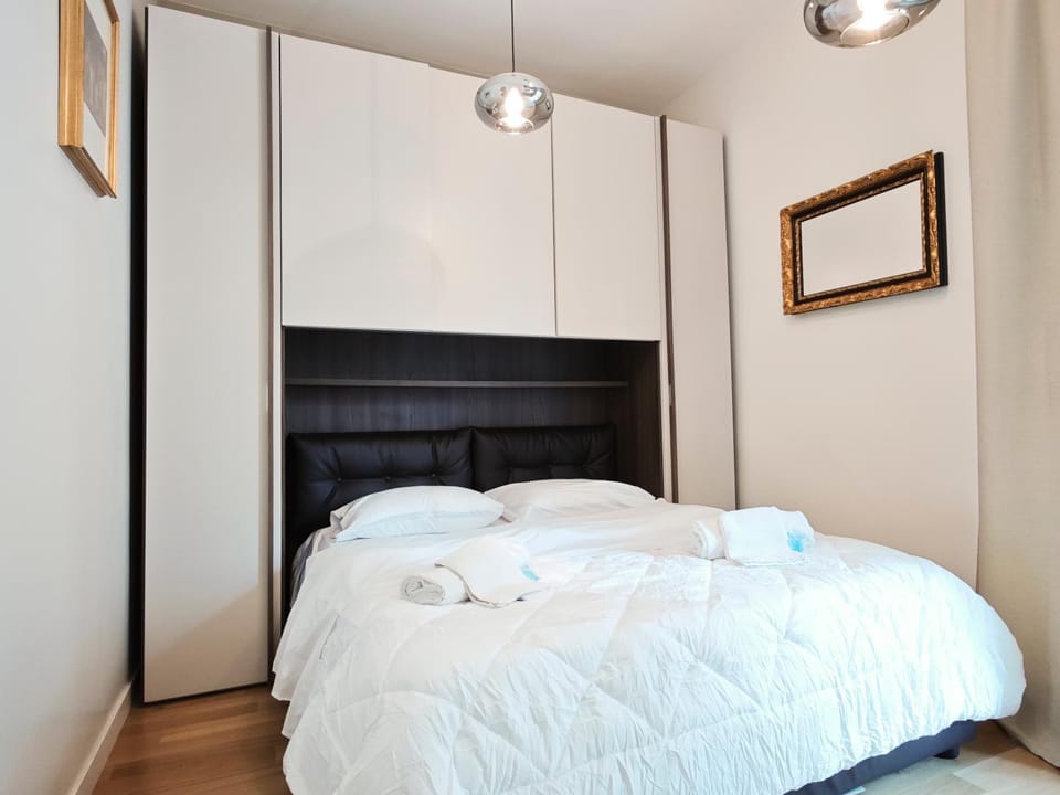 Bed, Bedroom, towels, wardrobe