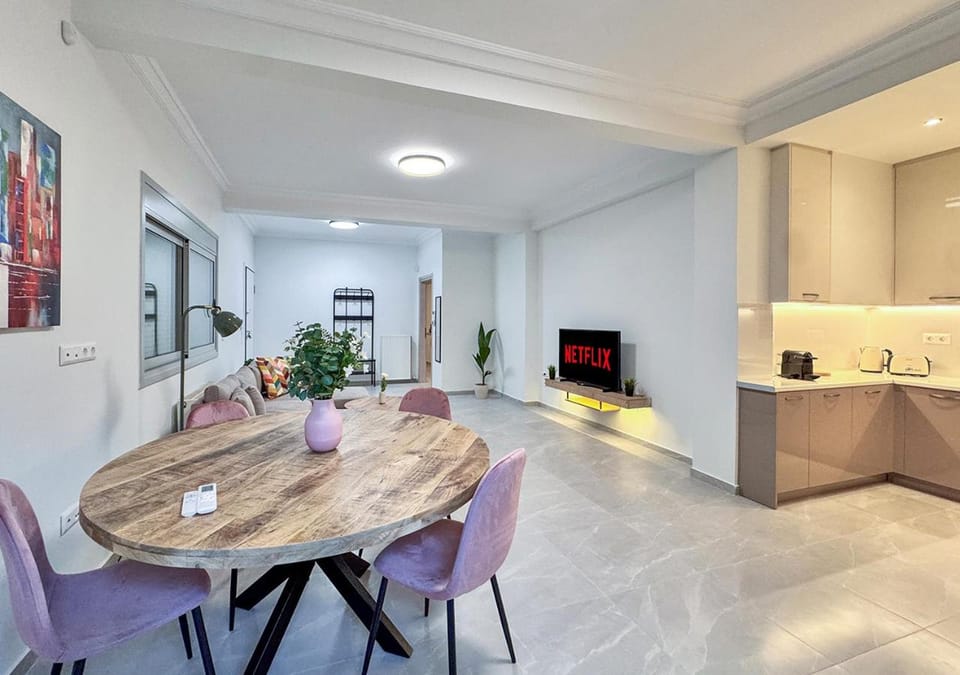 TV and multimedia, Kitchen or kitchenette, Living room, Seating area, Dining area, minibar, oven, pet friendly, stove
