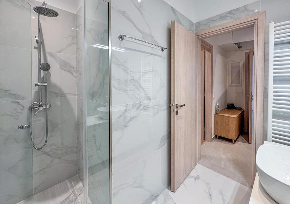 Shower, Property building, Bathroom, Bath, towels