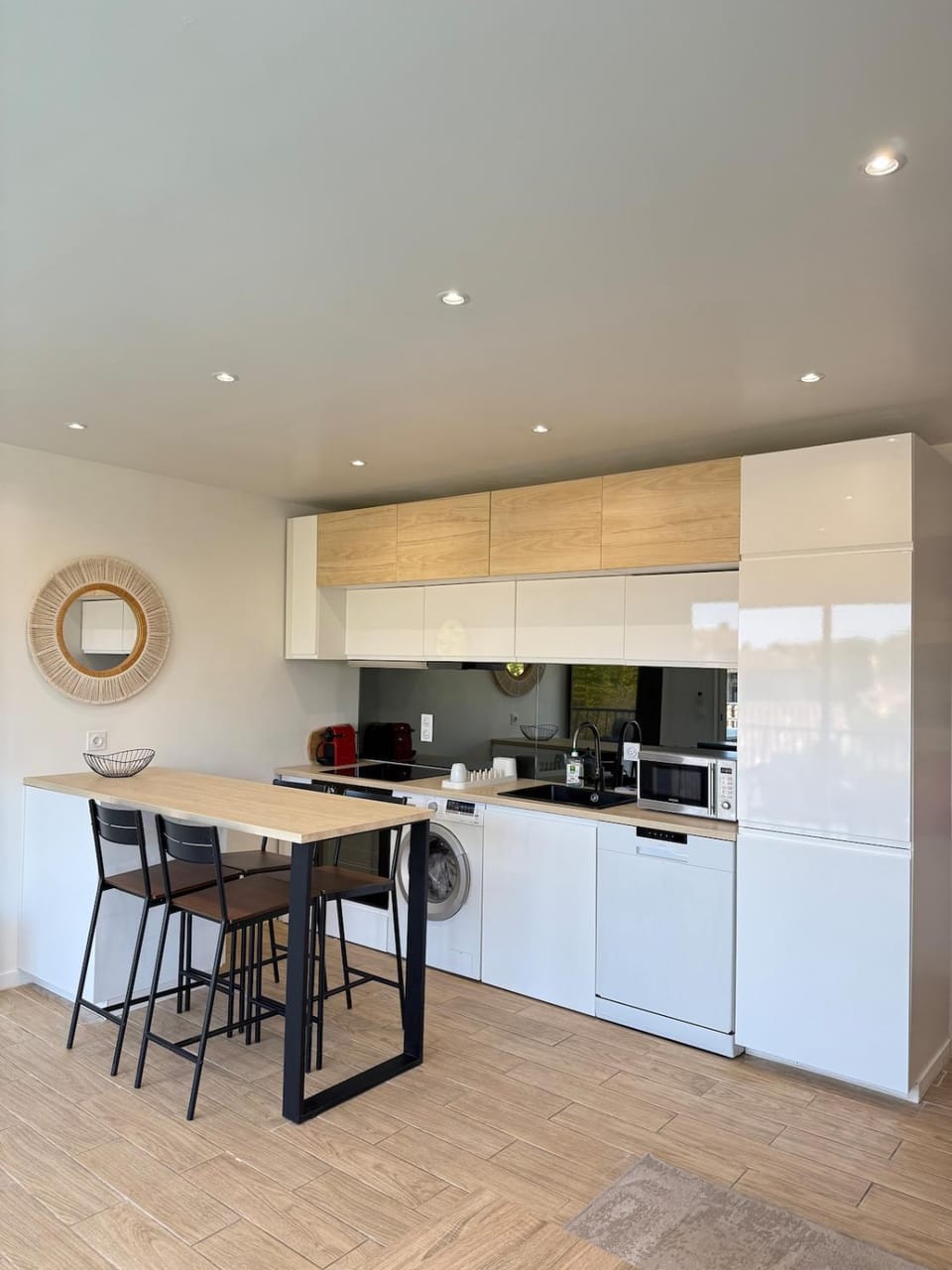 Coffee/tea facilities, Kitchen or kitchenette, Dining area, dishwasher, oven, stove