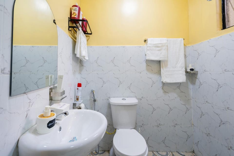 Toilet, Bathroom, towels