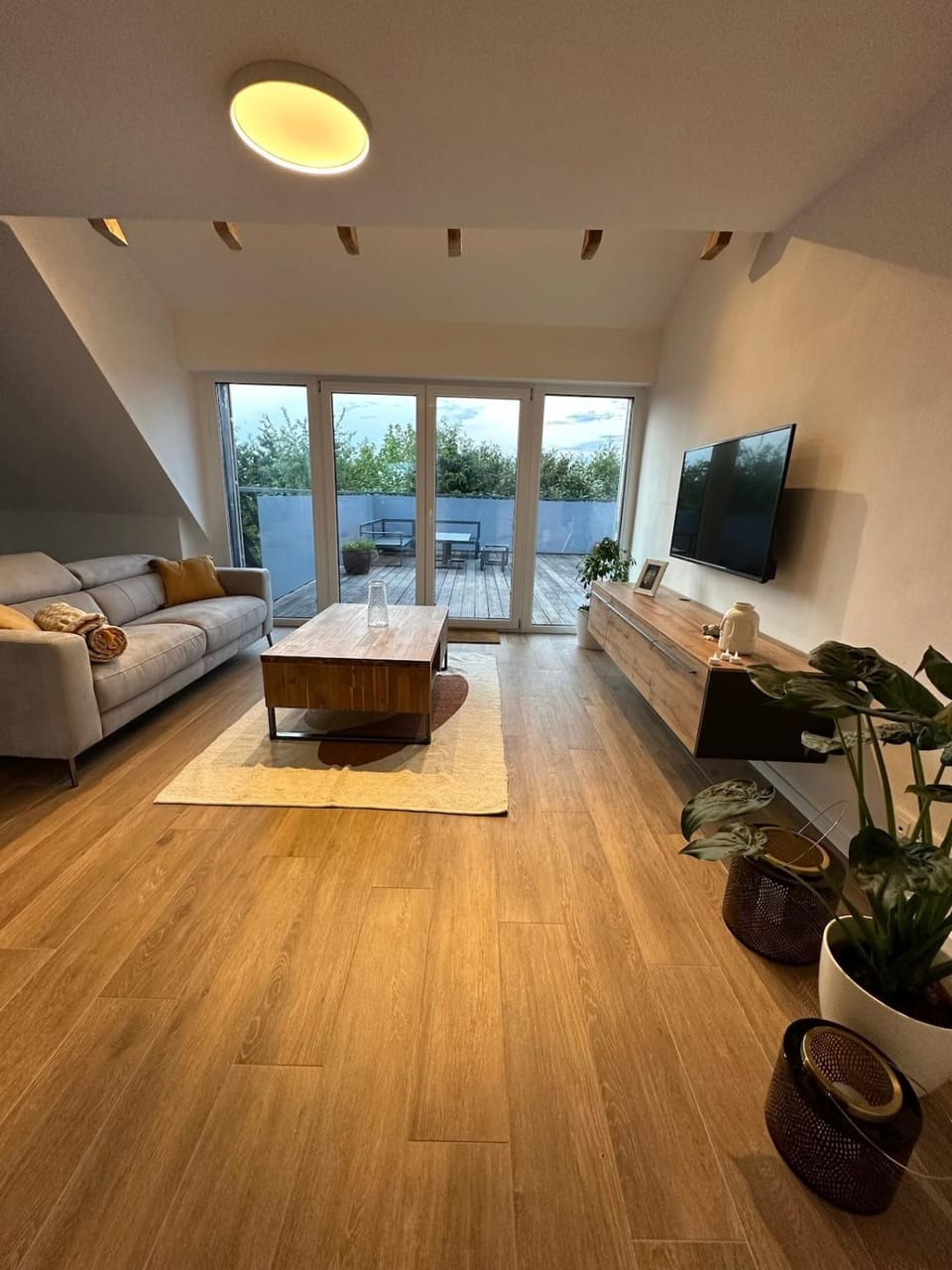 TV and multimedia, Living room, Evening entertainment
