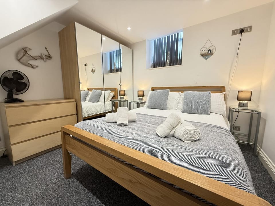 Property building, Bed, Photo of the whole room, Bedroom