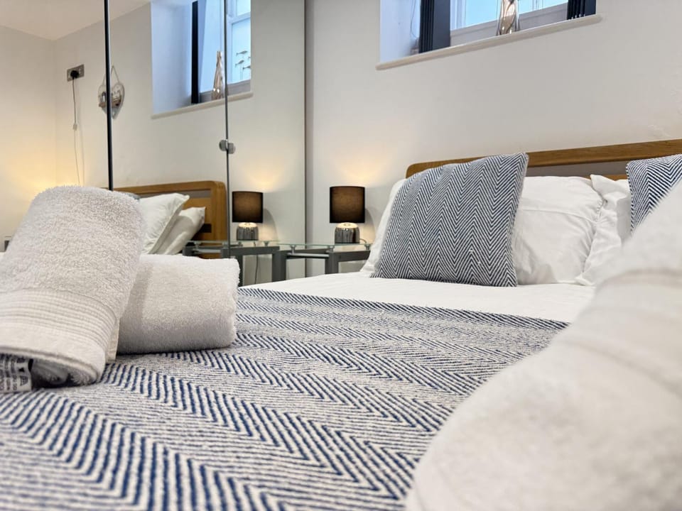 Property building, Bed, Bedroom