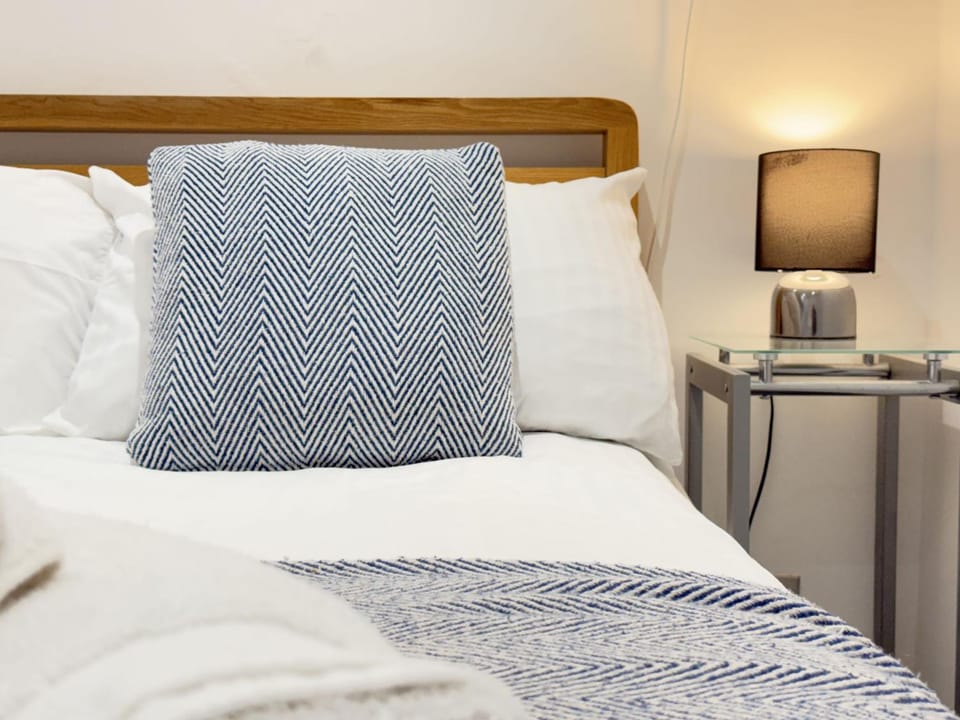 Property building, Bed, Bedroom