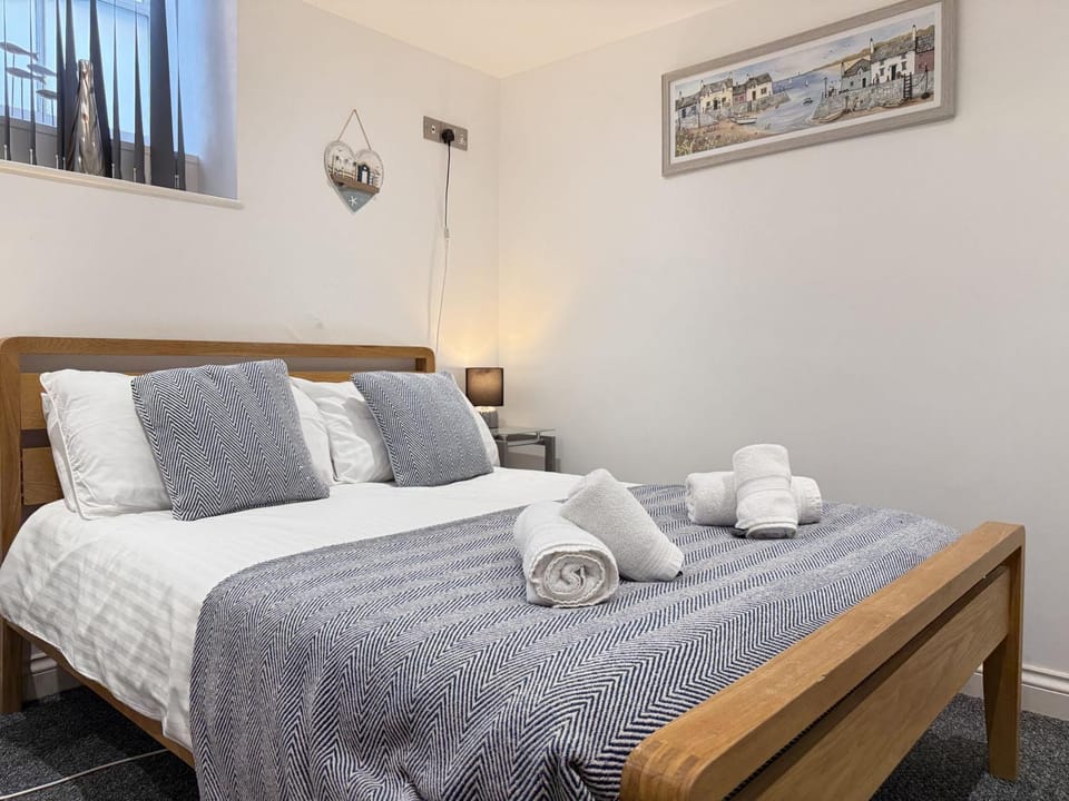 Property building, Bed, Photo of the whole room, Bedroom, towels