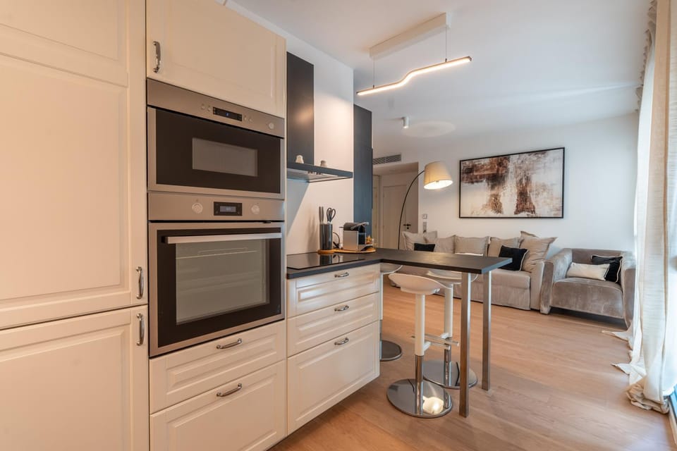 Coffee/tea facilities, Kitchen or kitchenette, Dining area, oven, stove, toaster