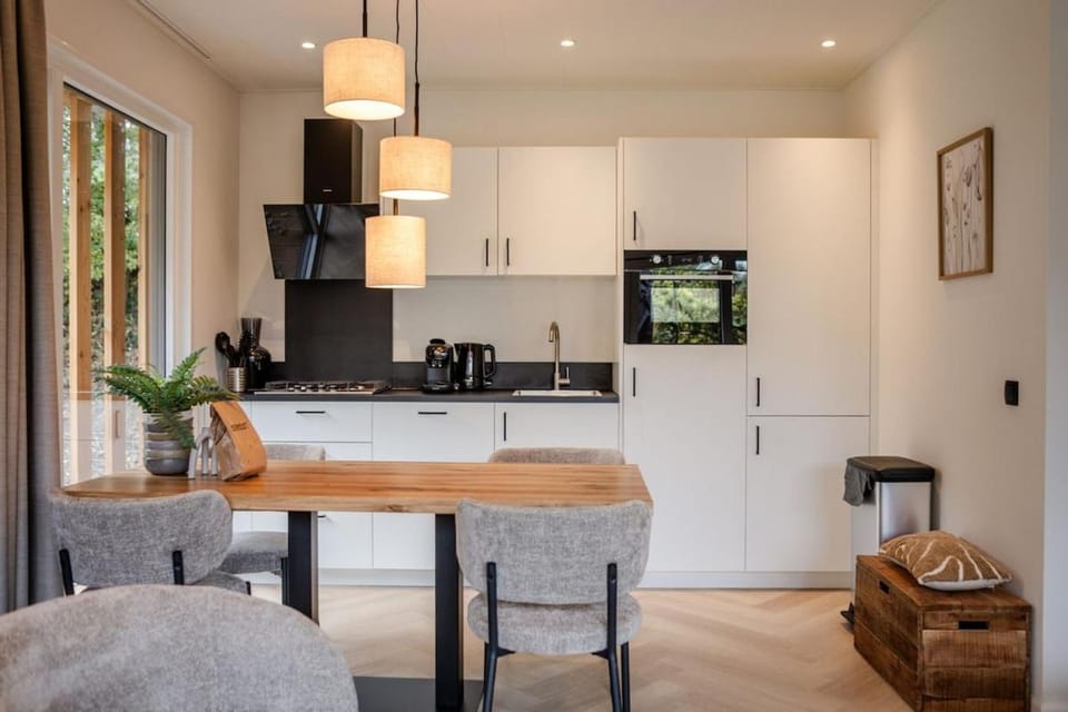 Kitchen or kitchenette, Dining area, stove