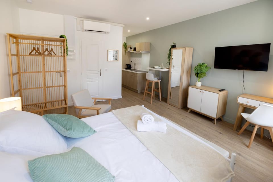 Bed, Kitchen or kitchenette, Living room, Seating area, Dining area, air conditioner