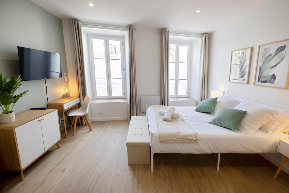 Bed, TV and multimedia, Photo of the whole room, Seating area