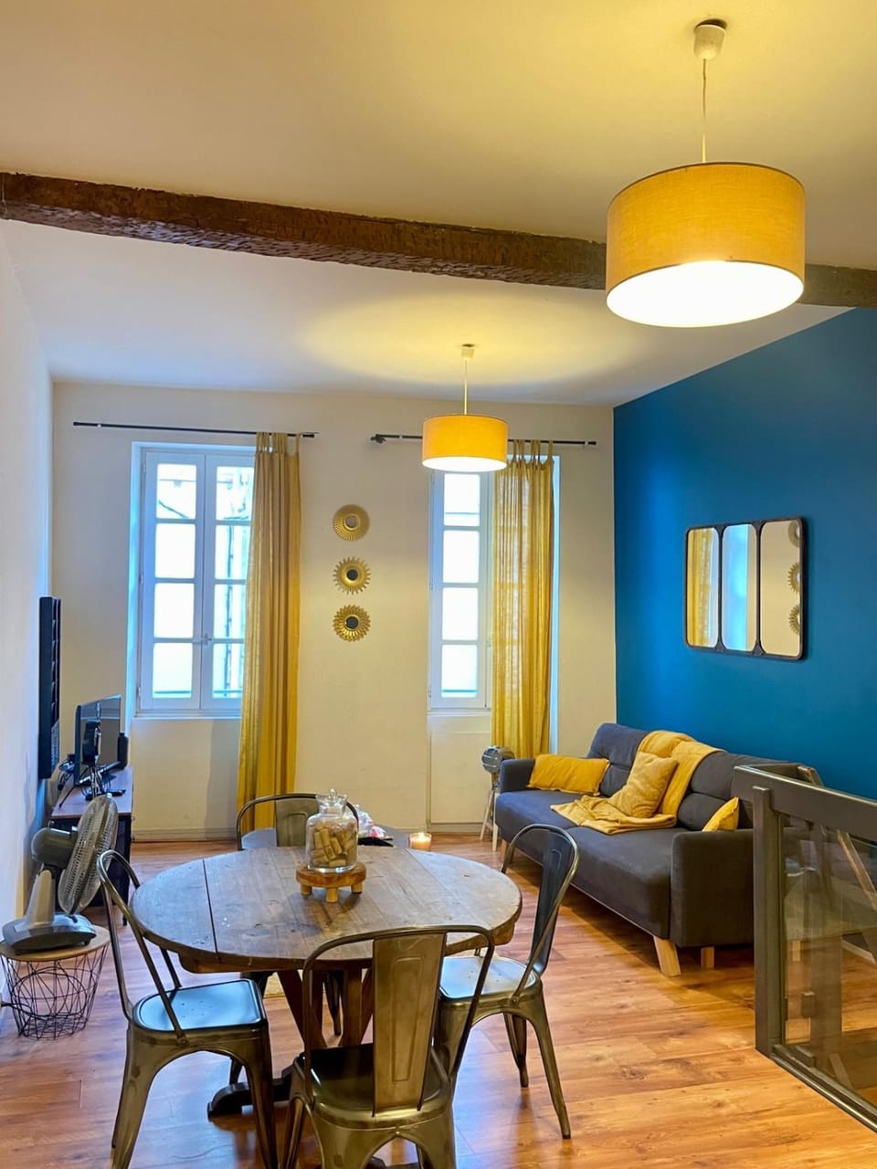TV and multimedia, Living room, Seating area, Dining area