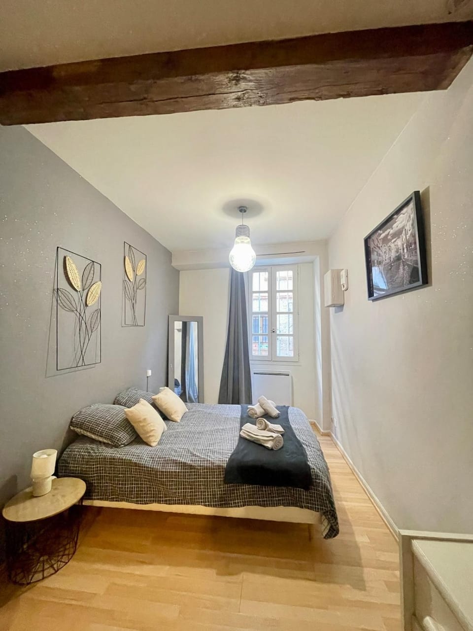 Bed, TV and multimedia, Photo of the whole room, Bedroom