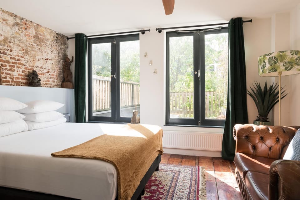 Bed, Photo of the whole room, Seating area, Bedroom