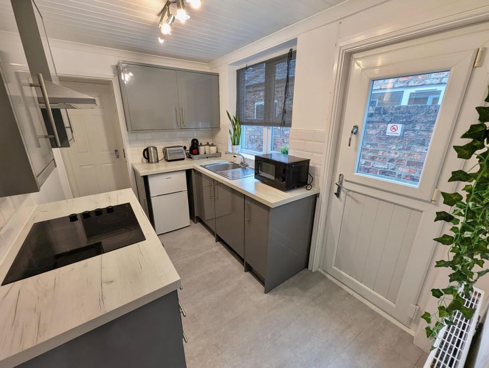 Coffee/tea facilities, Kitchen or kitchenette, oven, stove, toaster