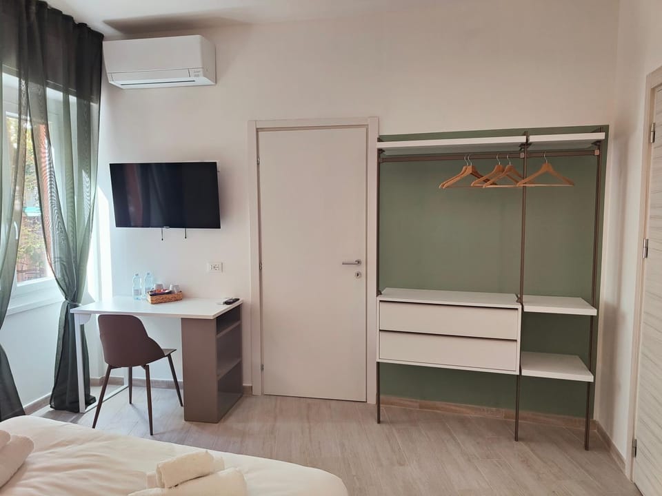 Bed, TV and multimedia, Photo of the whole room, Bedroom, wardrobe