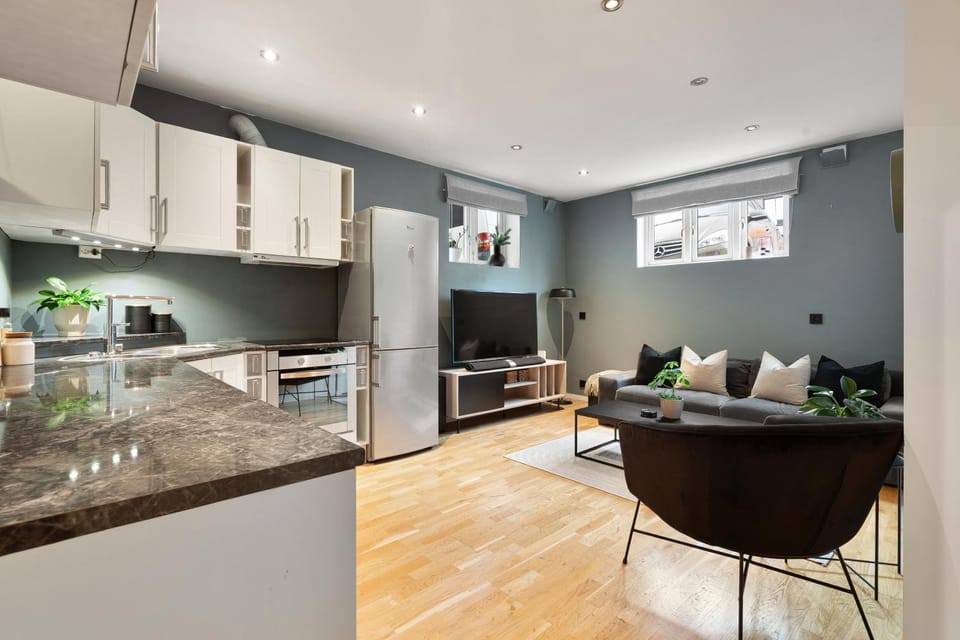 TV and multimedia, Kitchen or kitchenette, Living room, Seating area, stove