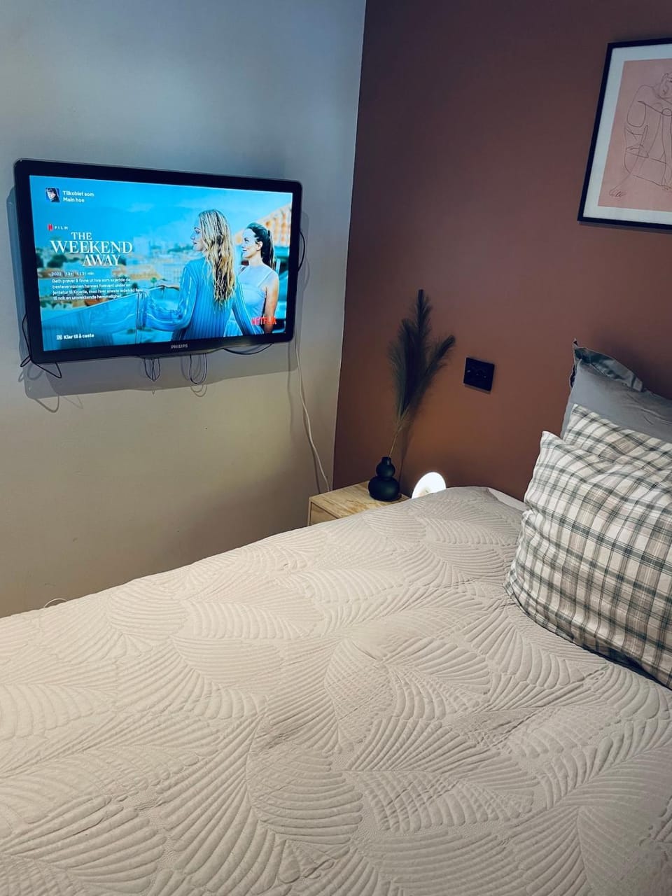 Bed, TV and multimedia, Evening entertainment, Bedroom