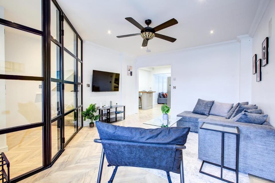 Communal lounge/ TV room, TV and multimedia, Living room, Seating area, Dining area, Evening entertainment