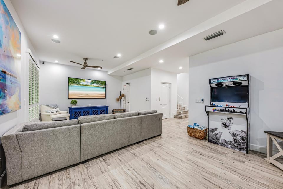 Walk to Hollywood Beach: Luxury Family Getaway! House in Hollywood Beach