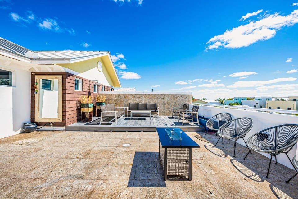 Walk to Hollywood Beach: Luxury Family Getaway! House in Hollywood Beach
