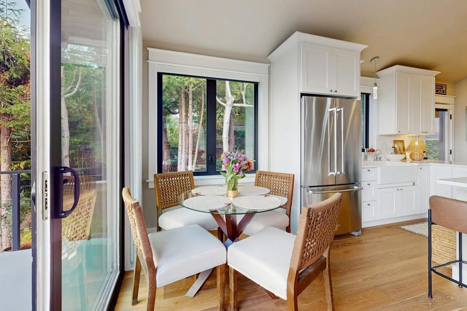 Mtn and Puget Sound Views at Mukilteo Retreat House in Mukilteo