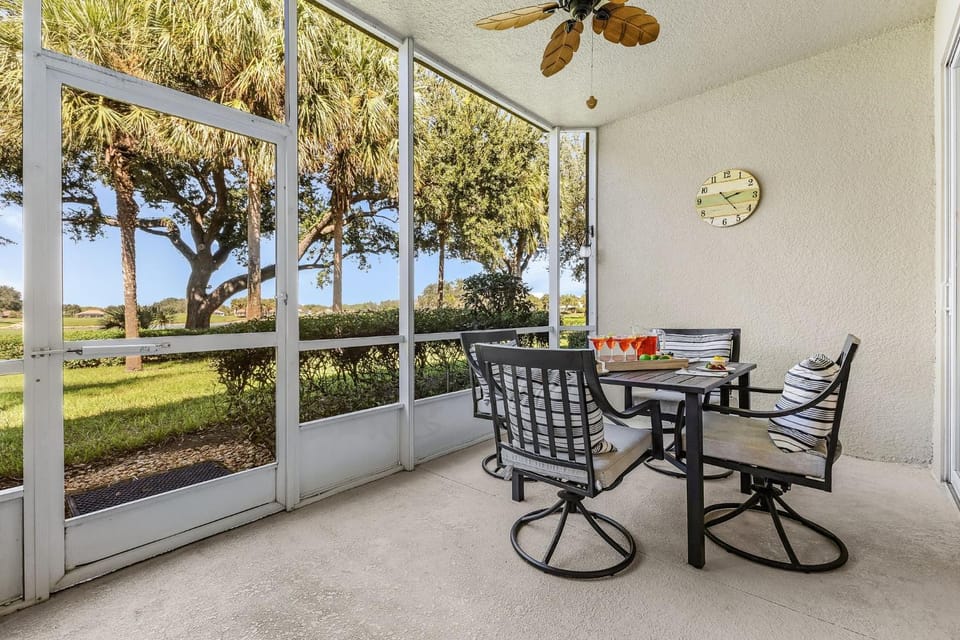 Relaxed Golfside Living with New Furnishings & Scenic Views - Palm Breeze Fairway House in Gateway