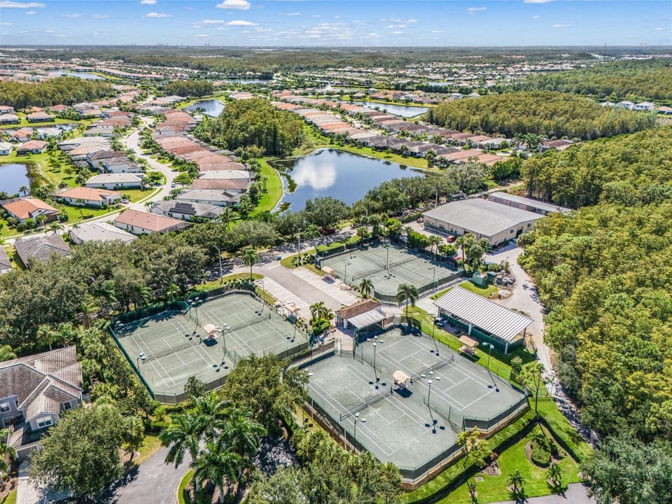 Relaxed Golfside Living with New Furnishings & Scenic Views - Palm Breeze Fairway House in Gateway