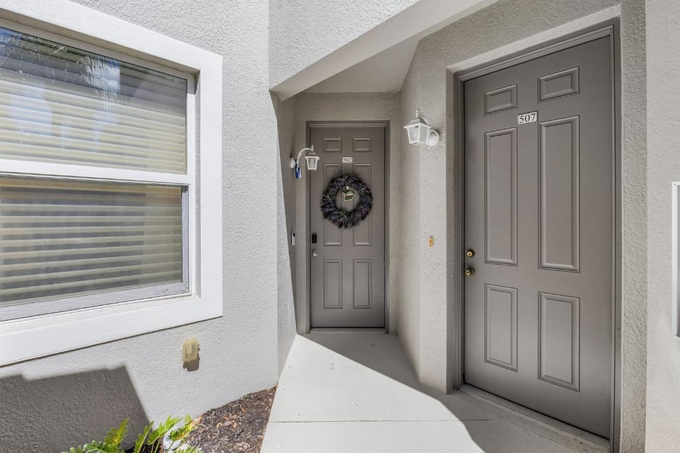 Relaxed Golfside Living with New Furnishings & Scenic Views - Palm Breeze Fairway House in Gateway