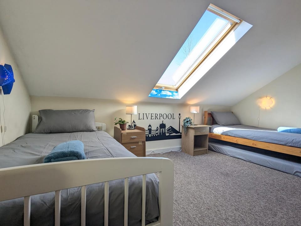 Large 3-Bedrooms House Near Centre Free Parking House in Liverpool