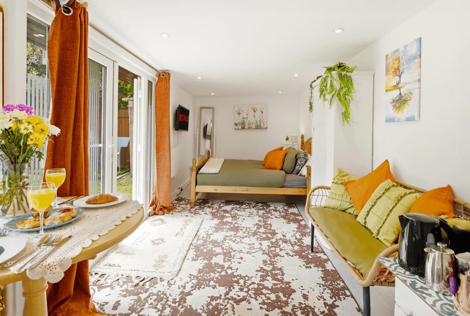 Garden Studio En-Suite Apartment in Egham