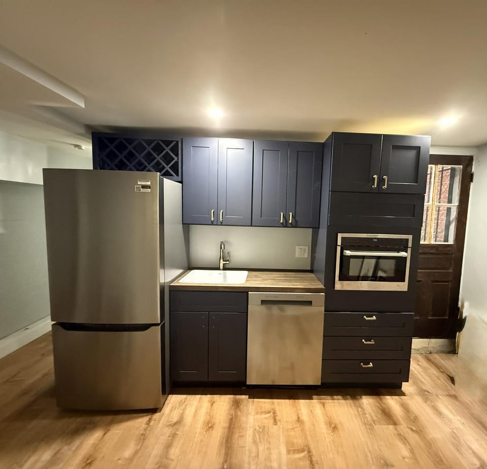 Kitchen or kitchenette, dishwasher
